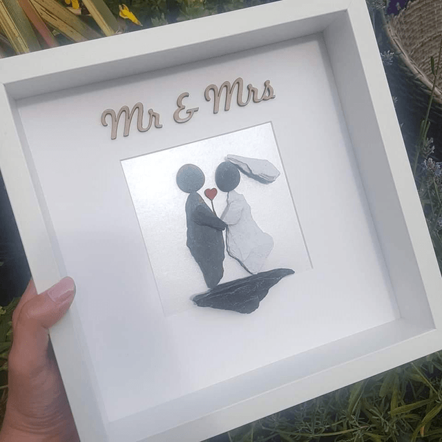 Mr & Mrs wedding pebble picture 